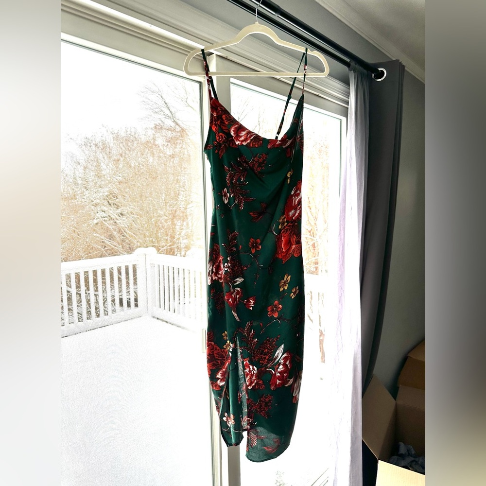 Flowy beautiful cowl neck floral dress worn once